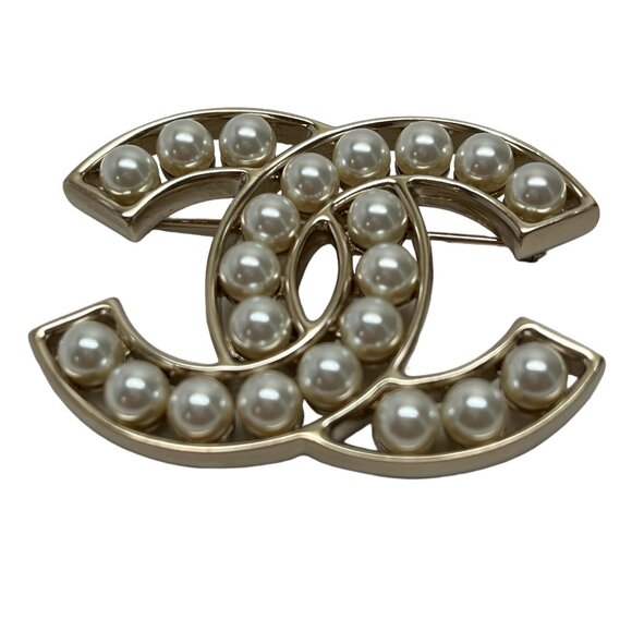 Chanel CC Pearl Brooch in Gold Hardware - Picture 6 of 7
